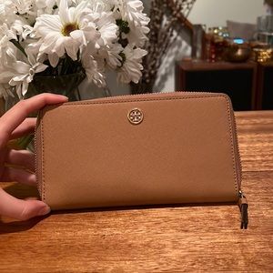 Tory Burch Robinson Travel Wallet
